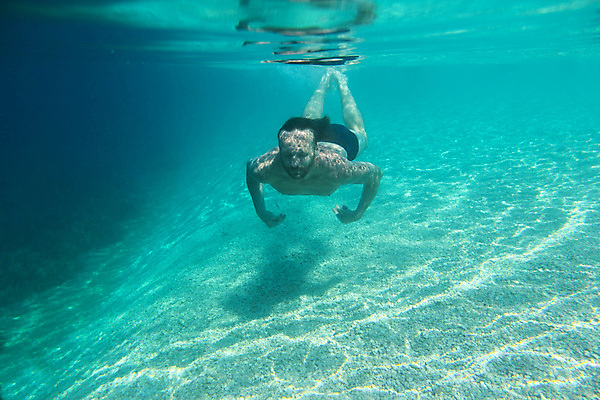 포토 JPG 해외이미지 주간 전신 남자 바다 한명 성인 야외 앞모습 바닷속 수영 성인남자한명만 해외202004 해외202105 해외포토 자연요소 1 뷰포인트 사람 수중 수상스포츠 남자한명만 성인남자만 파일형식