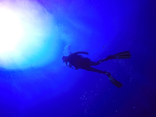 포토 JPG 해외이미지 라이프스타일 실루엣 바다 섬 휴가 휴식 한명 사람 야외 햇빛 태양 해외202004 해외202105 해외포토 자연요소 1 컨셉 촬영기법 생활 파일형식