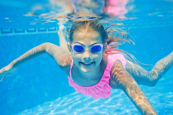 포토 JPG 해외이미지 주간 전신 백인 여자 어린이 수영장 한명 야외 앞모습 수중 물안경 잠수 소녀한명만 해외202004 해외202105 해외포토 자연요소 서양인 1 뷰포인트 사람 수영용품 여자한명만 소녀만 파일형식
