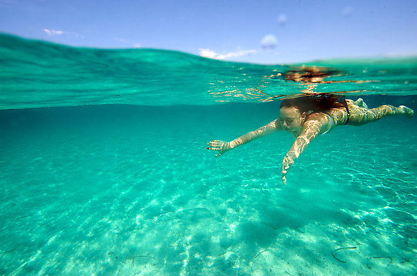 포토 JPG 해외이미지 주간 전신 여자 바다 한명 성인 야외 옆모습 바닷속 수영 성인여자한명만 해외202004 해외202105 해외포토 자연요소 1 뷰포인트 사람 수중 수상스포츠 여자한명만 성인여자만 파일형식