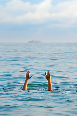 포토 JPG 해외이미지 백인 손 호수 사람 사람없음 야외 도움 구출 좌절 노력 sos 헬프 해외202004 해외202105 해외포토 서양인 감정 컨셉 신체부위 구조요청 파일형식