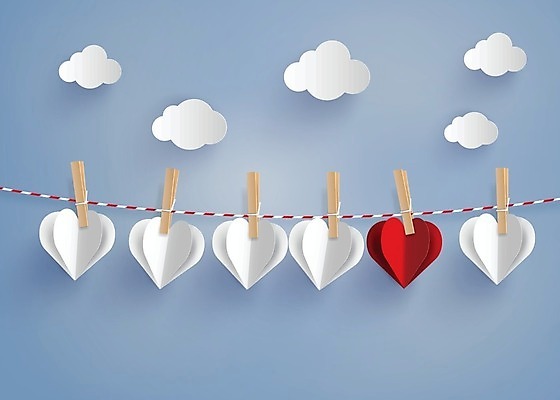 EPS 해외이미지 구름 줄 하늘색 일러스트 사람없음 하트 페이퍼아트 나무집게 해외202004 해외202105 해외일러스트 자연요소 모양 집게 목재 파란색 파일형식 벡터