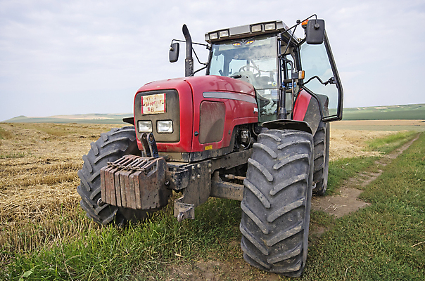 포토 JPG 해외이미지 산업 백그라운드 낙엽 밭 농업 교통시설 자연 초원 사람없음 야외 농장 농사 기계 흙 장비 가을 업무 작업 바퀴 타이어 트랙터 무거움 철강 파종 해외202004 해외202105 해외포토 계절 교통 잎 무게 농기계 시설 생태계 특수차량 파일형식