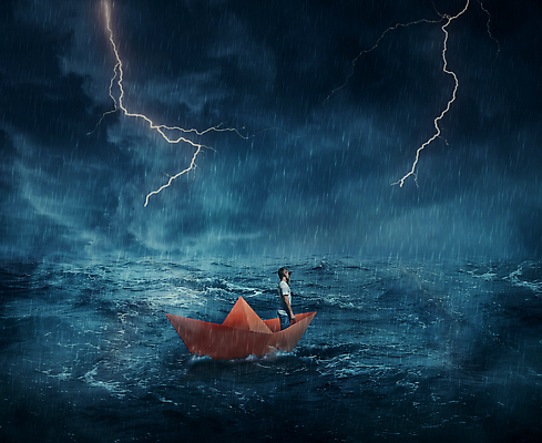 포토 JPG 해외이미지 남자 파도 바다 여행 상상 추상 한명 상반신 성인 도전 비 승차 번개 종이배 상상력 성인남자한명만 해외202004 해외202105 해외포토 자연요소 1 무늬 모션 날씨 사람 종이접기 남자한명만 성인남자만 파일형식