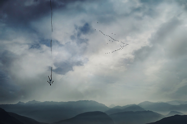 포토 JPG 해외이미지 전신 구름 남자 밧줄 상상 조류 하늘 추상 산 한명 성인 비행 떨어짐 상상력 성인남자한명만 해외202004 해외202105 해외포토 자연요소 동물 1 줄 컨셉 무늬 사람 남자한명만 성인남자만 파일형식