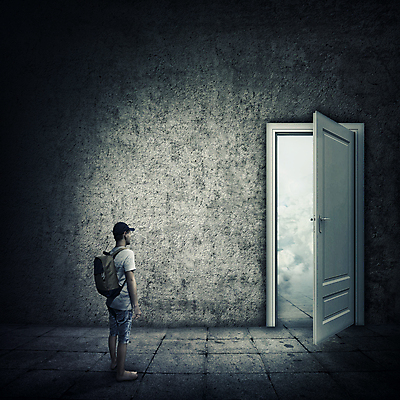 포토 JPG 해외이미지 전신 구름 남자 상상 추상 한명 서기 성인 문 탈출 백팩 방안 상상력 성인남자한명만 해외202004 해외202105 해외포토 자연요소 1 컨셉 무늬 가방 모션 사람 남자한명만 성인남자만 파일형식