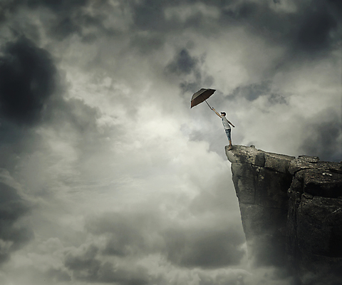 포토 JPG 해외이미지 전신 구름 남자 우산 상상 하늘 추상 한명 서기 성인 절벽 잡기 탈출 상상력 성인남자한명만 해외202004 해외202105 해외포토 자연요소 1 컨셉 무늬 모션 사람 남자한명만 성인남자만 파일형식