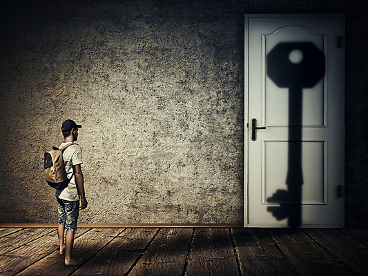 포토 JPG 해외이미지 전신 남자 상상 열쇠 추상 그림자 한명 서기 성인 문 닫힘 탈출 방안 상상력 성인남자한명만 해외202004 해외202105 해외포토 1 컨셉 무늬 모션 사람 남자한명만 성인남자만 파일형식