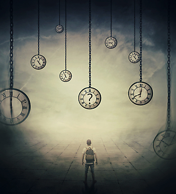 포토 JPG 해외이미지 전신 남자 시계 상상 추상 매달리기 한명 서기 성인 물음표 시간 쇠사슬 백팩 상상력 성인남자한명만 해외202004 해외202105 해외포토 1 기호 무늬 가방 모션 사람 남자한명만 성인남자만 파일형식