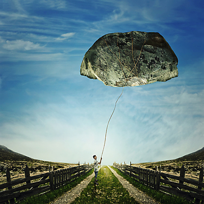 포토 JPG 해외이미지 전신 남자 줄 상상 하늘 추상 한명 서기 성인 잡기 큼 시골길 나무울타리 상상력 성인남자한명만 해외202004 해외202105 해외포토 1 길 무늬 모션 사람 울타리 크기 남자한명만 성인남자만 파일형식