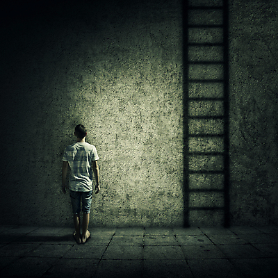 포토 JPG 해외이미지 전신 남자 사다리 상상 추상 한명 서기 성인 어둠 탈출 상상력 성인남자한명만 해외202004 밀폐공간 해외202105 해외포토 1 컨셉 무늬 모션 사람 공간 도구 남자한명만 성인남자만 파일형식