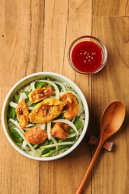 포토 JPG 스튜디오촬영 그릇 실내 사람없음 하이앵글 해산물 나무숟가락 멍게 멍게비빔밥 수저받침대 초고추장 플랫레이 나무배경 국내포토 식기 뷰포인트 백그라운드 내부 숟가락 바다동물 양념 플랫 받침대 비빔밥 파일형식