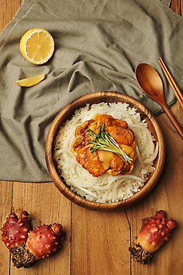 포토 JPG 스튜디오촬영 음식 실내 사람없음 하이앵글 천 레몬 해산물 나무숟가락 나무젓가락 나무그릇 멍게 멍게비빔밥 나무배경 국내포토 그릇 뷰포인트 백그라운드 과일 젓가락 내부 목재 숟가락 바다동물 직물 비빔밥 파일형식