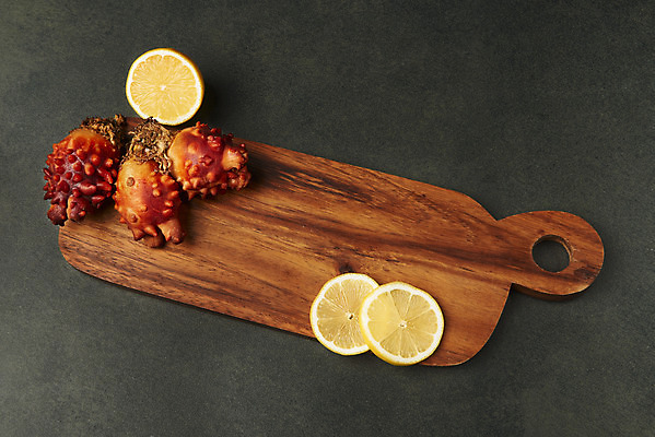 포토 JPG 스튜디오촬영 음식 검은배경 실내 사람없음 하이앵글 레몬 해산물 나무도마 멍게 국내포토 뷰포인트 백그라운드 과일 도마 내부 목재 검은색 바다동물 파일형식