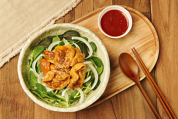 포토 JPG 스튜디오촬영 그릇 음식 실내 사람없음 하이앵글 천 해산물 나무숟가락 나무젓가락 나무쟁반 멍게 멍게비빔밥 초고추장 플랫레이 나무배경 국내포토 식기 뷰포인트 백그라운드 젓가락 쟁반 내부 목재 숟가락 바다동물 직물 양념 플랫 비빔밥 파일형식