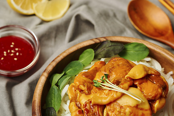 포토 JPG 스튜디오촬영 실내 근접촬영 사람없음 천 해산물 나무숟가락 나무그릇 멍게 멍게비빔밥 초고추장 국내포토 그릇 뷰포인트 내부 목재 숟가락 바다동물 직물 양념 비빔밥 파일형식