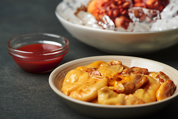 포토 JPG 스튜디오촬영 그릇 음식 검은배경 실내 근접촬영 사람없음 아웃포커스 해산물 멍게 초고추장 국내포토 식기 뷰포인트 백그라운드 촬영기법 내부 검은색 바다동물 양념 파일형식