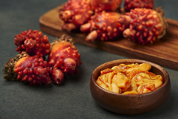 포토 JPG 스튜디오촬영 음식 검은배경 실내 사람없음 아웃포커스 해산물 담기 나무그릇 나무도마 멍게 국내포토 그릇 백그라운드 모션 도마 촬영기법 내부 목재 검은색 바다동물 파일형식