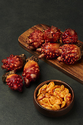 포토 JPG 스튜디오촬영 음식 검은배경 실내 사람없음 해산물 담기 나무그릇 나무도마 멍게 국내포토 그릇 백그라운드 모션 도마 내부 목재 검은색 바다동물 파일형식