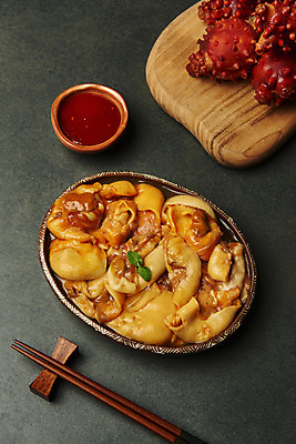 포토 JPG 스튜디오촬영 그릇 음식 검은배경 실내 사람없음 하이앵글 해산물 나무젓가락 나무도마 멍게 수저받침대 초고추장 국내포토 식기 뷰포인트 백그라운드 젓가락 도마 내부 목재 검은색 바다동물 양념 받침대 파일형식