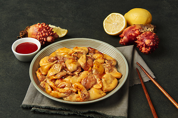 포토 JPG 스튜디오촬영 그릇 음식 검은배경 실내 사람없음 천 레몬 해산물 나무젓가락 멍게 초고추장 국내포토 식기 백그라운드 과일 젓가락 내부 검은색 바다동물 직물 양념 파일형식