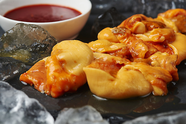 포토 JPG 스튜디오촬영 그릇 음식 실내 근접촬영 사람없음 얼음 해산물 멍게 초고추장 국내포토 자연요소 식기 뷰포인트 내부 바다동물 양념 파일형식