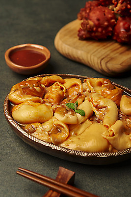 포토 JPG 스튜디오촬영 그릇 음식 검은배경 실내 사람없음 해산물 나무젓가락 나무도마 멍게 수저받침대 초고추장 국내포토 식기 백그라운드 젓가락 도마 내부 목재 검은색 바다동물 양념 받침대 파일형식