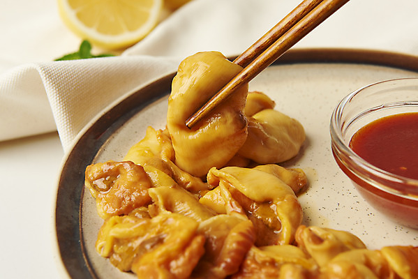 포토 JPG 스튜디오촬영 접시 음식 실내 들기 근접촬영 사람없음 천 해산물 나무젓가락 멍게 초고추장 국내포토 식기 뷰포인트 젓가락 모션 내부 바다동물 직물 양념 파일형식