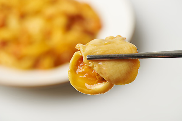 포토 JPG 스튜디오촬영 음식 젓가락 실내 들기 근접촬영 사람없음 아웃포커스 해산물 흰배경 멍게 국내포토 뷰포인트 백그라운드 모션 촬영기법 수저 내부 바다동물 흰색 파일형식