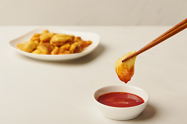 포토 JPG 스튜디오촬영 그릇 음식 실내 들기 사람없음 아웃포커스 해산물 나무젓가락 멍게 초고추장 베이지색배경 국내포토 식기 백그라운드 젓가락 모션 촬영기법 내부 바다동물 양념 베이지색 파일형식