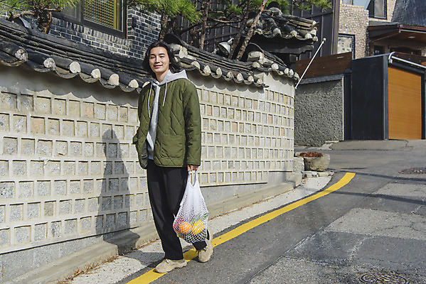 포토 JPG 주간 전신 남자 맨라이프 식재료 한명 미소 들기 성인 야외 옆모습 30대 걷기 자연보호 한국인 장바구니 친환경 싱글라이프 성인남자한명만 기와담장 제로웨이스트 네트백 국내포토 자연요소 1 라이프스타일 뷰포인트 가방 모션 자연 표정 기와 사람 동양인 장년 담장 쇼핑 바구니 환경 그린캠페인 보호 사회이슈 남자한명만 성인남자만 파일형식