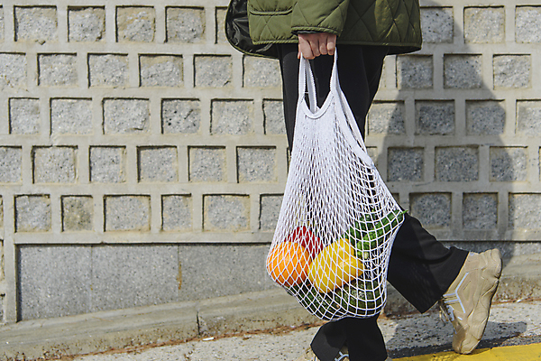 포토 JPG 주간 남자 맨라이프 식재료 한명 들기 성인 야외 옆모습 30대 걷기 자연보호 한국인 하반신 장바구니 친환경 싱글라이프 성인남자한명만 제로웨이스트 네트백 국내포토 자연요소 1 라이프스타일 뷰포인트 가방 모션 자연 사람 동양인 장년 쇼핑 바구니 환경 그린캠페인 보호 사회이슈 남자한명만 성인남자만 파일형식