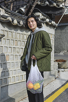 포토 JPG 주간 응시 남자 맨라이프 한명 미소 들기 상반신 성인 야외 옆모습 30대 자연보호 한국인 장바구니 친환경 싱글라이프 성인남자한명만 기와담장 제로웨이스트 네트백 국내포토 자연요소 1 라이프스타일 시선 뷰포인트 가방 모션 자연 표정 기와 사람 동양인 장년 담장 쇼핑 바구니 환경 그린캠페인 보호 사회이슈 남자한명만 성인남자만 파일형식