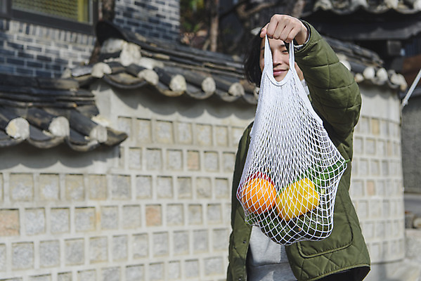 포토 JPG 주간 남자 맨라이프 식재료 한명 미소 들기 상반신 성인 야외 앞모습 30대 자연보호 한국인 장바구니 친환경 보여주기 싱글라이프 성인남자한명만 기와담장 제로웨이스트 네트백 국내포토 자연요소 1 라이프스타일 뷰포인트 가방 모션 자연 표정 기와 사람 동양인 장년 담장 쇼핑 바구니 환경 그린캠페인 보호 사회이슈 남자한명만 성인남자만 파일형식