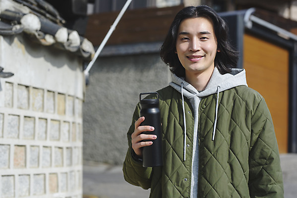 포토 JPG 주간 응시 남자 맨라이프 한명 미소 들기 상반신 성인 야외 앞모습 아웃포커스 30대 자연보호 한국인 친환경 텀블러 싱글라이프 성인남자한명만 기와담장 제로웨이스트 국내포토 자연요소 1 라이프스타일 시선 뷰포인트 모션 자연 촬영기법 표정 기와 사람 동양인 컵 장년 담장 환경 그린캠페인 보호 사회이슈 남자한명만 성인남자만 파일형식