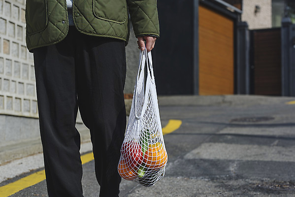 포토 JPG 주간 남자 맨라이프 식재료 한명 들기 성인 야외 앞모습 30대 자연보호 한국인 하반신 장바구니 친환경 싱글라이프 성인남자한명만 제로웨이스트 네트백 국내포토 자연요소 1 라이프스타일 뷰포인트 가방 모션 자연 사람 동양인 장년 쇼핑 바구니 환경 그린캠페인 보호 사회이슈 남자한명만 성인남자만 파일형식