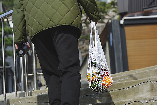 포토 JPG 주간 남자 맨라이프 식재료 한명 들기 성인 야외 뒷모습 30대 계단 자연보호 한국인 하반신 장바구니 친환경 오르기 텀블러 싱글라이프 성인남자한명만 제로웨이스트 네트백 국내포토 자연요소 1 라이프스타일 뷰포인트 가방 모션 자연 사람 동양인 컵 장년 쇼핑 바구니 환경 그린캠페인 보호 사회이슈 남자한명만 성인남자만 파일형식