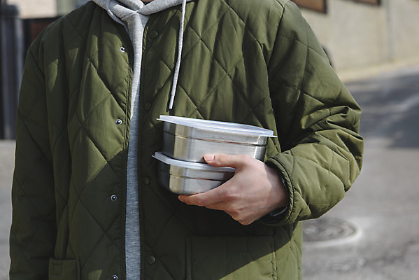 포토 JPG 주간 남자 맨라이프 한명 서기 들기 상반신 성인 야외 앞모습 아웃포커스 30대 자연보호 한국인 친환경 밀폐용기 싱글라이프 성인남자한명만 제로웨이스트 국내포토 자연요소 1 라이프스타일 뷰포인트 모션 자연 촬영기법 사람 동양인 장년 환경 그린캠페인 용기_그릇 보호 사회이슈 남자한명만 성인남자만 파일형식