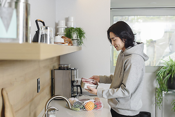 포토 JPG 응시 남자 맨라이프 식재료 실내 한명 서기 들기 상반신 성인 옆모습 30대 자연보호 주방 한국인 장바구니 확인 친환경 밀폐용기 싱글라이프 성인남자한명만 제로웨이스트 네트백 국내포토 1 라이프스타일 시선 뷰포인트 가방 모션 자연 사람 동양인 내부 장년 쇼핑 바구니 환경 그린캠페인 용기_그릇 보호 사회이슈 남자한명만 성인남자만 파일형식