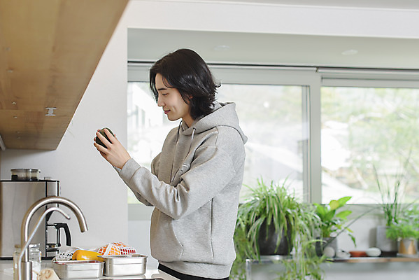 포토 JPG 응시 남자 맨라이프 식재료 실내 한명 서기 미소 들기 상반신 성인 옆모습 30대 자연보호 주방 한국인 확인 친환경 밀폐용기 싱글라이프 성인남자한명만 제로웨이스트 국내포토 1 라이프스타일 시선 뷰포인트 모션 자연 표정 사람 동양인 내부 장년 환경 그린캠페인 용기_그릇 보호 사회이슈 남자한명만 성인남자만 파일형식