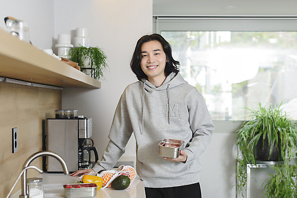 포토 JPG 응시 남자 맨라이프 식재료 실내 한명 미소 들기 상반신 성인 앞모습 30대 자연보호 주방 기댐 한국인 친환경 밀폐용기 싱글라이프 성인남자한명만 제로웨이스트 국내포토 1 라이프스타일 시선 뷰포인트 모션 자연 표정 사람 동양인 내부 장년 환경 그린캠페인 용기_그릇 보호 사회이슈 남자한명만 성인남자만 파일형식