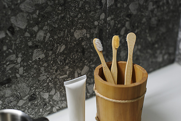 포토 JPG 라이프스타일 실내 사람없음 자연보호 욕실 화장실 친환경 치약 나무통 제로웨이스트 대나무칫솔 국내포토 자연 통 내부 생활 위생용품 환경 그린캠페인 보호 칫솔 사회이슈 파일형식