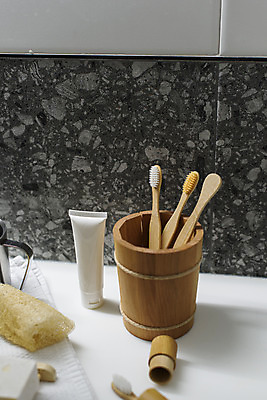 포토 JPG 라이프스타일 실내 사람없음 위생용품 자연보호 욕실 화장실 친환경 치약 나무통 수세미 제로웨이스트 대나무칫솔 국내포토 생활용품 자연 통 내부 생활 환경 그린캠페인 보호 칫솔 사회이슈 파일형식