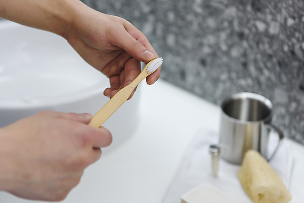 포토 JPG 손 맨라이프 실내 들기 아웃포커스 신체부위 자연보호 화장실 친환경 비누 수세미 양치컵 치실 싱글라이프 제로웨이스트 대나무칫솔 국내포토 라이프스타일 남자 모션 자연 촬영기법 사람 내부 컵 위생용품 환경 그린캠페인 양치 보호 칫솔 사회이슈 파일형식