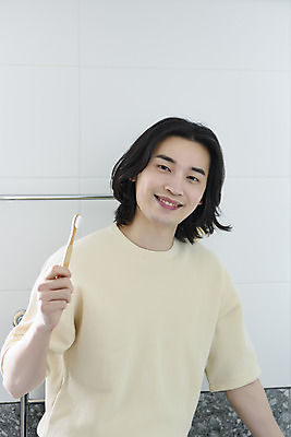 포토 JPG 응시 남자 맨라이프 실내 한명 서기 미소 들기 상반신 성인 앞모습 30대 자연보호 한국인 욕실 화장실 친환경 싱글라이프 성인남자한명만 제로웨이스트 대나무칫솔 국내포토 1 라이프스타일 시선 뷰포인트 모션 자연 표정 사람 동양인 내부 장년 환경 그린캠페인 보호 칫솔 사회이슈 남자한명만 성인남자만 파일형식
