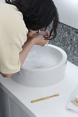 포토 JPG 남자 맨라이프 실내 한명 서기 상반신 성인 뒷모습 30대 자연보호 한국인 욕실 양치 씻기 화장실 친환경 손모으기 싱글라이프 성인남자한명만 제로웨이스트 대나무칫솔 국내포토 1 라이프스타일 뷰포인트 모션 자연 사람 동양인 손짓 내부 장년 환경 그린캠페인 청결 보호 칫솔 사회이슈 남자한명만 성인남자만 파일형식