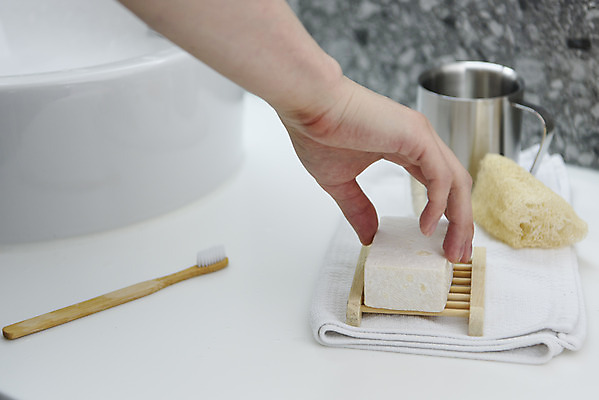 포토 JPG 손 맨라이프 실내 신체부위 수건 자연보호 욕실 잡기 화장실 친환경 비누 수세미 양치컵 싱글라이프 제로웨이스트 대나무칫솔 국내포토 라이프스타일 남자 모션 자연 사람 내부 컵 위생용품 환경 그린캠페인 양치 보호 칫솔 사회이슈 파일형식