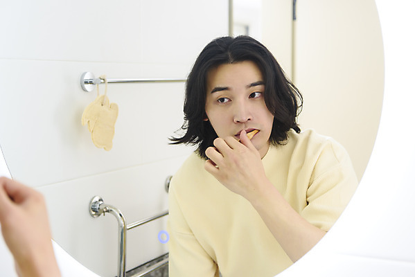 포토 JPG 손 남자 맨라이프 실내 한명 서기 들기 상반신 성인 앞모습 신체부위 30대 반사 자연보호 거울 한국인 욕실 양치 화장실 친환경 싱글라이프 성인남자한명만 제로웨이스트 대나무칫솔 국내포토 1 라이프스타일 뷰포인트 모션 자연 사람 동양인 내부 장년 환경 그린캠페인 청결 보호 칫솔 사회이슈 남자한명만 성인남자만 파일형식