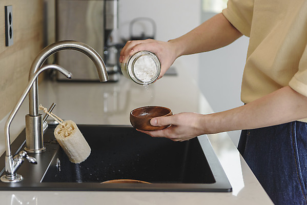 포토 JPG 남자 맨라이프 실내 한명 서기 들기 상반신 성인 옆모습 30대 자연보호 주방 한국인 붓기 설거지 싱크대 친환경 수세미 나무그릇 베이킹소다 싱글라이프 성인남자한명만 제로웨이스트 국내포토 1 라이프스타일 그릇 뷰포인트 가사 식재료 모션 자연 사람 동양인 내부 목재 장년 환경 그린캠페인 보호 사회이슈 개수대 남자한명만 성인남자만 파일형식