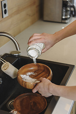 포토 JPG 손 맨라이프 실내 들기 신체부위 자연보호 주방 붓기 설거지 싱크대 친환경 나무그릇 베이킹소다 싱글라이프 제로웨이스트 국내포토 라이프스타일 그릇 남자 가사 식재료 모션 자연 사람 내부 목재 환경 그린캠페인 보호 사회이슈 개수대 파일형식